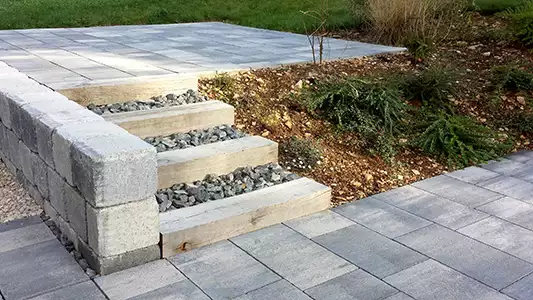 Création d’un escalier en traverses de chêne et remplissement roches
