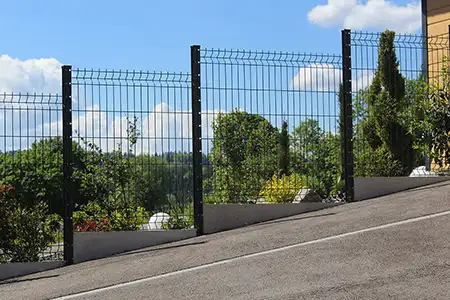 Pose de panneaux de clôture rigide