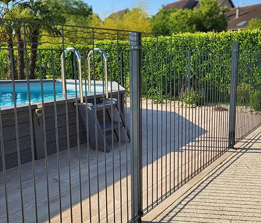Mise en place de clôture de sécurité autour d'une piscine