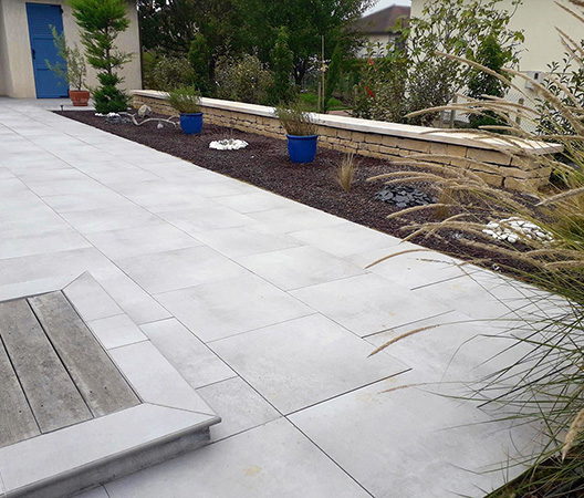 plage de piscine en gres cerame et realisation d un muret en pierre naturelle