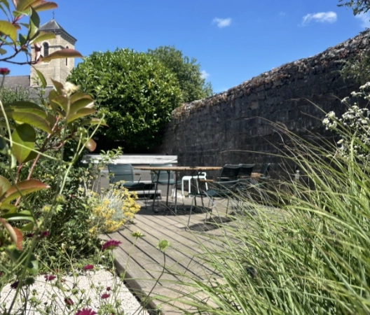 massif aux abords d'une terrasse enbois.