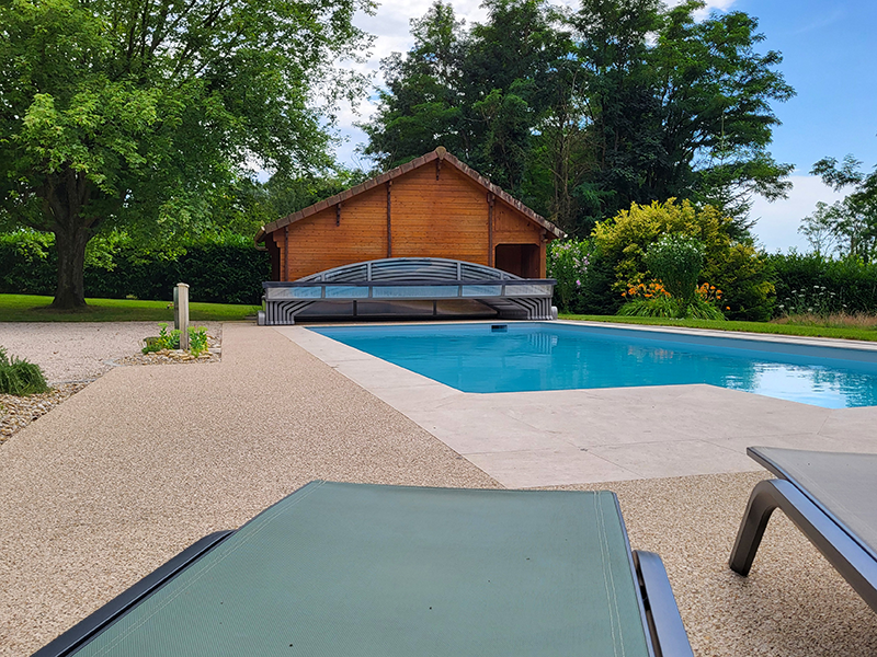 Piscine et plage piscine beton desactive avec margelle en pierre naturelle