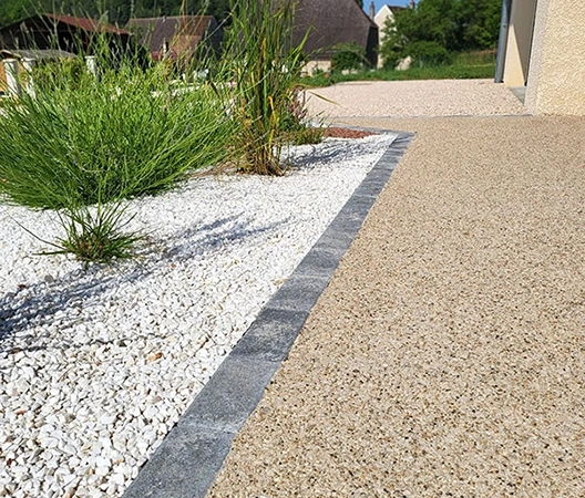 Allée en béton désactivé