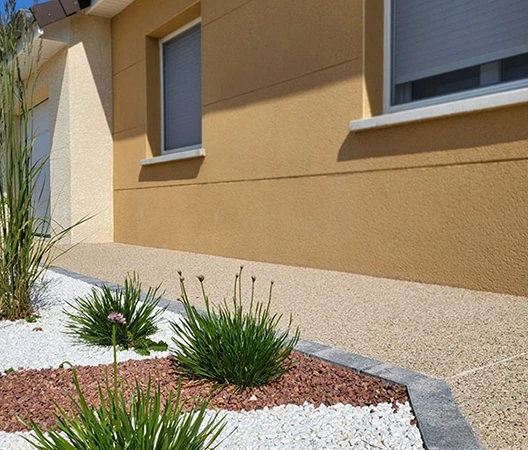 Béton désactivé et chainage pavés