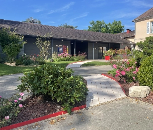 Amenagement vegetalises d une entree d un restaurant à Tavaux