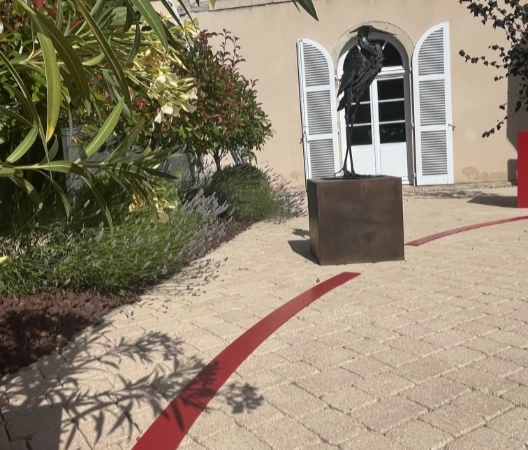 Pavage et ligne rouge