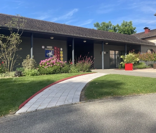 Un cheminement guide par le rouge